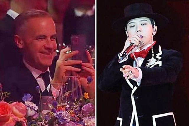 마크 카니(왼쪽) 캐나다 총리가 31일 경북 경주 라한셀렉트호텔 대연회장에서 열린 ‘2025 APEC 정상회의’ 환영 만찬 공연 무대에 오른 가수 지드래곤을 휴대폰 카메라로 촬영하고 있다. 2025.10.31 연합뉴스TV 화면