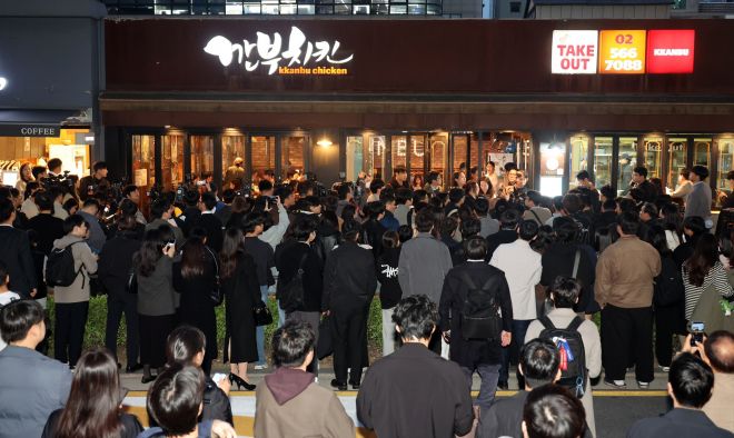 30일 서울 삼성동 인근 깐부치킨에서 젠슨 황 엔비디아 최고경영자가 이재용 삼성전자 회장, 정의선 현대차 그룹 회장이 회동할 것으로 알려지자 상가 앞 도로가 취재진과 시민들로 붐비고 있다. 2025.10.30 공동취재