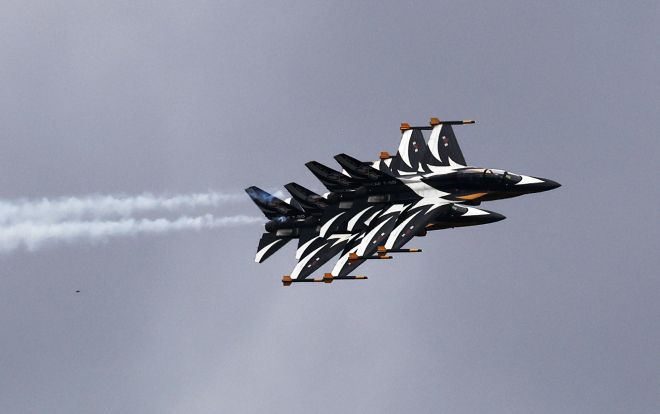 아슬아슬 - 19일 경기도 성남시 서울공항에서 열린 ‘서울 국제항공우주 및 방위산업 전시회(ADEX)’에서 공군 특수비행팀 블랙이글스가 에어쇼를 선보이고 있다. 2025.10.19 연합뉴스