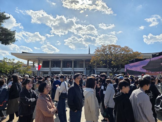 2일 낮 경북 경주 인왕동 국립경주박물관에서 열린 특별전 ‘신라금관, 권력과 위신’을 보러 온 관람객들이 줄을 서 있다. 2025. 11. 02. 경주 민경석 기자