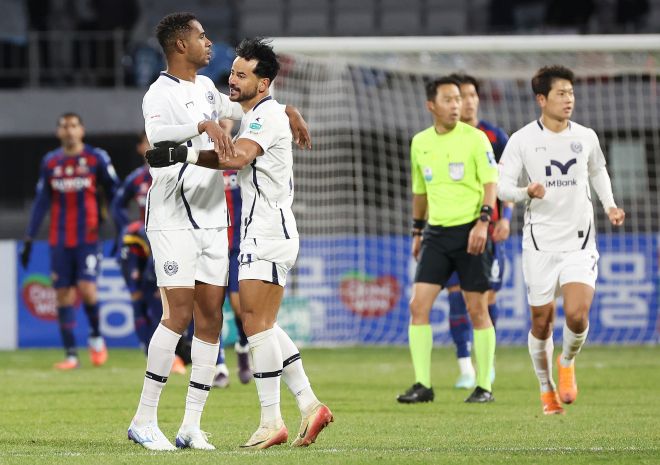 2일 경기도 수원종합운동장에서 열린 K리그1 수원FC와 대구FC의 경기에서 동점골을 넣은 대구FC 에드가가 세징야와 함께 기뻐하고 있다. 연합뉴스