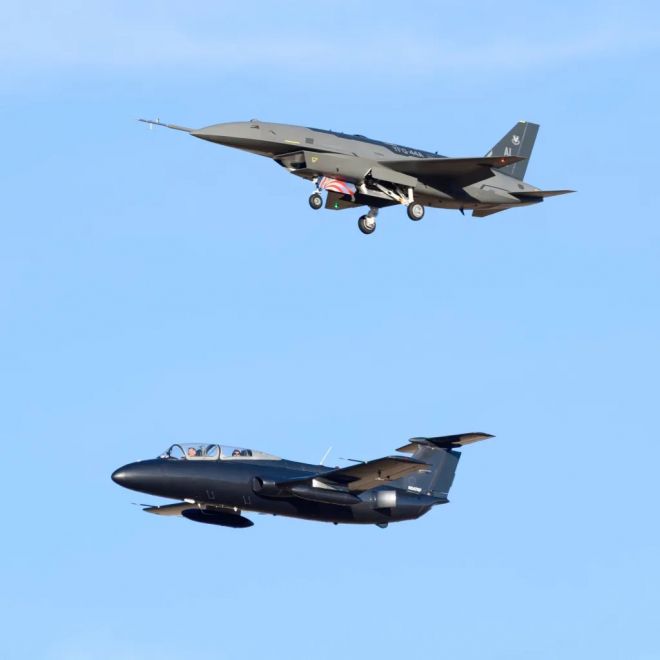 안두릴 YFQ-44A ‘퓨리’(상단)가 시험비행 중 L-29 추적기(하단)와 동행 비행을 하고 있다. 2025년 10월 31일 캘리포니아 빅토르빌 상공. 출처=워존