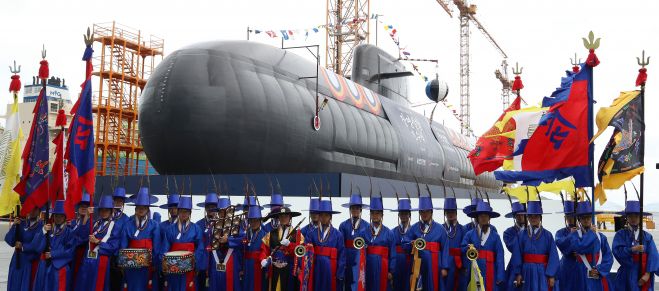 취타대 복장 해군과 장영실함 - 22일 오후 경남 거제 한화오션 거제사업장에서 열린 장보고-Ⅲ Batch-Ⅱ 1번함인 장영실함 진수식에서 취타대 복장을 한 해군교육사령부 국악대 장병들이 장영실함을 배경으로 기념촬영을 하고 있다. 톤수 약 3600톤, 길이 약 89m인 장영실함은 대한민국 기술로 건조된 세계 최고 수준의 디젤 잠수함으로 한층 강화된 정밀 타격 능력과 수중작전능력을 바탕으로 다양한 안보위협에 효과적으로 대응 가능하다. 2025.10.22 뉴스1