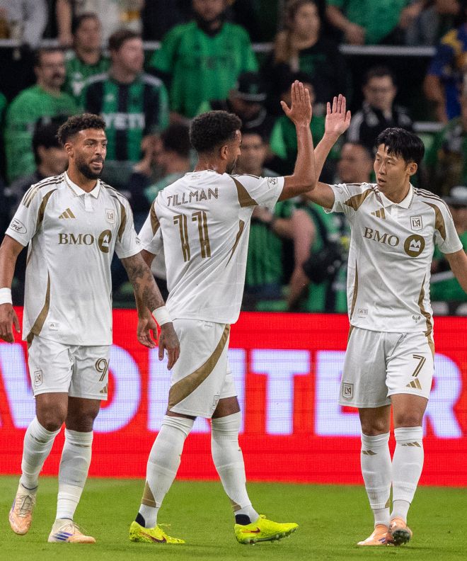 로스앤젤레스FC 손흥민이 3일(한국시간) 미국 텍사스주 오스틴의 Q2 스타디움에서 열린 2025 메이저리그사커(MLS) 플레이오프 서부 콘퍼런스 1라운드 2차전 오스틴FC와의 원정 경기에서 선제골을 넣은 뒤 티머시 틸먼과 하이파이브하고 있다. AP 연합뉴스