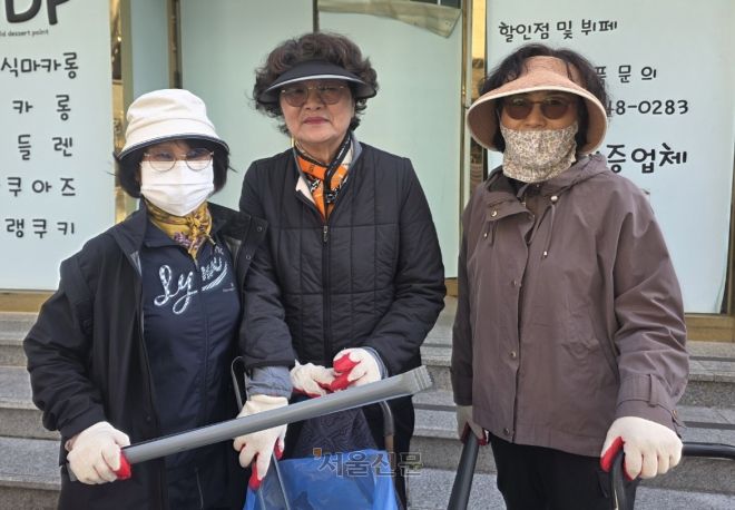 APEC 기간 경주 골목을 자발적으로 청소한 장정희·손순호·정찬하씨. 경주 김임훈 기자