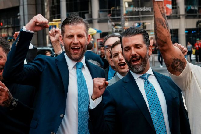 도널드 트럼프 주니어(왼쪽부터), 에릭 트럼프, 잭 위트코프 월드리버티파이낸셜 공동창업 겸 최고경영자가 2025년 8월 13일(현지시간) 미국 뉴욕 나스닥 빌딩 앞에서 상장 종소리를 울린 뒤 환호하고 있다. 이날 행사에서는 15억 달러 규모의 ALT5 채권 발행과 월드리버티파이낸셜의 재무 전략 채택이 발표됐다. 로이터 연합뉴스