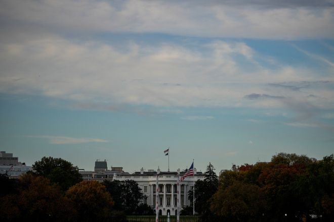 미국 워싱턴DC 백악관 전경이 11월 2일(현지시간) 한 달 넘게 이어진 연방정부 셧다운 속에 굳게 닫혀 있다. SNAP(식료품 보조금) 지급 중단과 공공서비스 마비로 피해가 확산하며 정치권의 책임 공방이 이어지고 있다. 로이터 연합뉴스