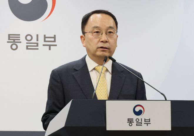 정동영 장관, 북한 김영남 사망에 조의 - 구병삼 통일부 대변인이 4일 서울 종로구 정부서울청사에서 북한 김영남  전 최고위원회 상임위원장 사망 관련 통일부 장관 명의의 조의문을 발표하고 있다. 2025.11.4 연합뉴스