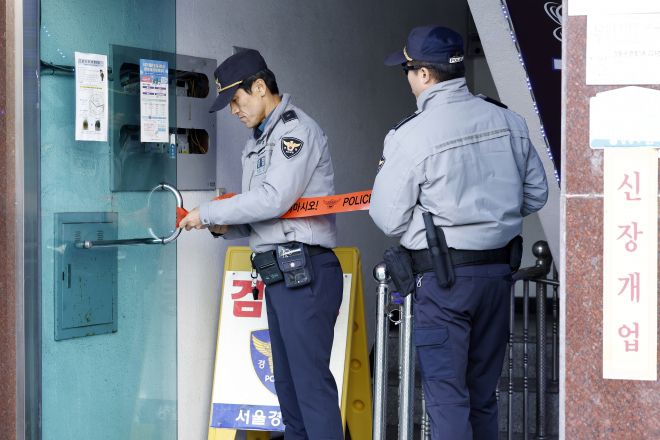 폴리스라인 설치되는 천호동 흉기 난동 사건 현장 - 4일 서울 강동구 천호동의 한 재개발조합 사무실에서 흉기 난동 사건이 발생, 경찰이 현장 출입구에 폴리스라인을 설치하고 있다. 이 사건으로 3명이 병원으로 이송됐으며, 경찰은 가해 남성을 현행범 체포해 구체적인 범행 경위를 조사하고 있다. 2025.11.4 뉴스1