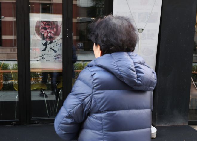 젠슨 황·이재용·정의선 서명 포스터 놓인 깐부치킨 삼성점 - 2일 서울 강남구 깐부치킨 삼성점에 젠슨 황 엔비디아 최고경영자(CEO), 이재용 삼성전자 회장, 정의선 현대차그룹 회장이 서명한 포스터가 붙여져 있다. 황 CEO와 이 회장, 정 회장은 지난달 30일 깐부치킨 삼성점에서 ‘치맥’ 회동을 한 바 있다. 2025.11.2 연합뉴스