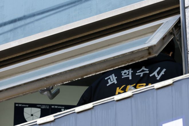 4일 서울 강동구 천호동의 한 재개발조합 사무실에서 흉기 난동 사건이 발생, 경찰 과학수사대가 현장 조사를 하고 있다. 이 사건으로 3명이 병원으로 이송됐으며, 경찰은 가해 남성을 현행범 체포해 구체적인 범행 경위를 조사하고 있다. 2025.11.4 뉴스1