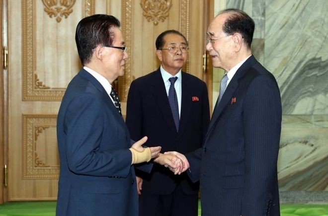 문재인 대통령 방북 특별수행단 박지원 민주평화당 의원이 18일 평양 인민문화궁전에서 김영남 북한 최고인민회의 상임위원장과 대화하고 있다. 2018.9.18 평양사진공동취재단