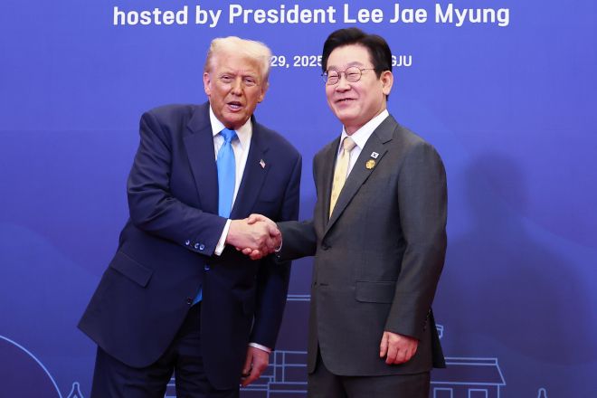 이재명 대통령이 29일 경북 경주 힐튼호텔 그랜드볼룸에서 열린 대통령 주최 정상 특별만찬에 앞서 도널드 트럼프 미국 대통령과 악수하고 있다. 2025.10.29 경주 연합뉴스