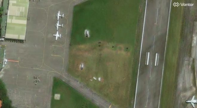 베네수엘라에 배치된 부크(Buk) 지대공 방공체계 위성사진. 이 장비들이 최근 긴장 고조에 따라 새로 전개된 것인지 아니면 이전에 이미 배치돼 있던 것인지 여부는 확인되지 않았다. 위성사진 ©2025 밴터(Vantor·옛 막서 테크놀로지) / 스티븐 우드