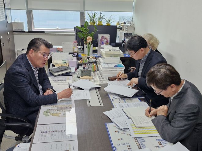 유종상 의원이 11월 3일 광명시흥 3기 신도시, 광명시흥 첨단산업단지, 광명유통단지의 조성 관련 주요 현안 협의를 위해 관계 공무원과 정담회를 갖고 있다.(사진=경기도의회)