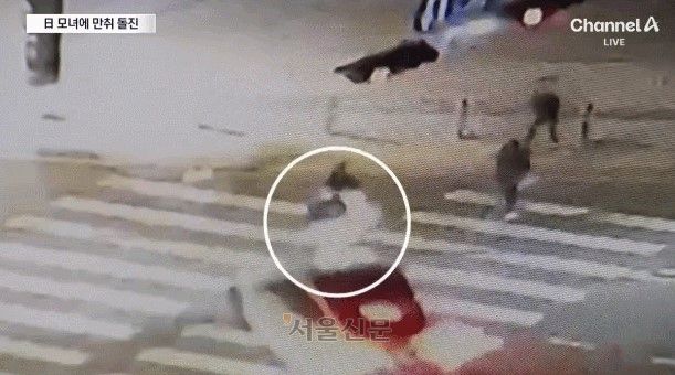 지난 2일 밤 10시2분께 서울 종로구 동대문역 사거리에서 소주 3병을 마신 상태로 혈중알코올농도 수치가 면허 취소 수준인 한국인이 몰던 차가 인도로 돌진해 횡단보도를 건너던 일본인 모녀를 쳤다. 30대 딸은 다치고, 50대 어머니는 숨졌다. 일본 오사카에서 온 모녀는 이날 오전 ‘효도 관광’을 위해 2박3일 일정으로 입국했으며 인근에 있는 낙산공원 성곽길에 가려다 사고를 당한 것으로 전해졌다. / 채널A 캡쳐