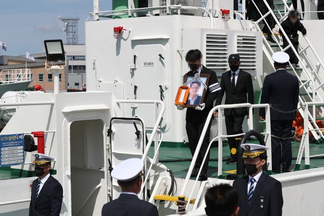 문재인 정부가 2020년 발생한 ‘서해 공무원 피살(피격) 사건’ 당시 상황을 방치하고, 사건 이후에는 관련 사실을 은폐·왜곡했다는 감사원의 최종 감사 결과가 7일 발표됐다. 사진은 피살된 공무원이 타던 어업지도선 무궁화 10호에서 지난해 9월 열린 추모 노제. 2023.12.7 연합뉴스 자료사진