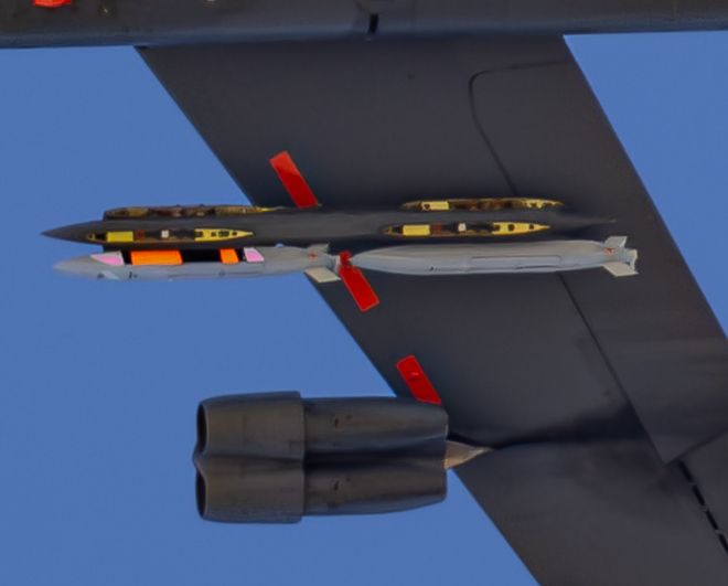 미국 공군 B-52H 전략폭격기 우측 날개 아래에 장착된 시험 무장들이 포착됐다. 밝은 회색의 두 기체는 차세대 스텔스 핵순항미사일 LRSO(AGM-181A) 시험체로 추정되며 그 위쪽 짙은 회색 무장은 장착 안정성 검증용 더미 탄체로 보인다. 사진=이안 레키오(@lookunderocks)