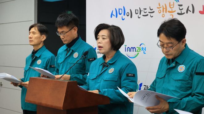 6일 신계용 과천시장이 수돗물 깔따구 유충 관련 기자회견을 하고 있다. (과천시 제공)