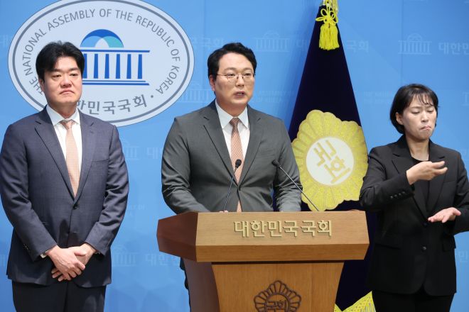 10.15 부동산 대책의 위법성 지적하는 천하람 의원 - 개혁신당 천하람 의원이 5일 서울 여의도 국회 소통관에서 10.15 부동산 대책의 위법성을 지적하는 기자회견을 하고 있다. 연합뉴스