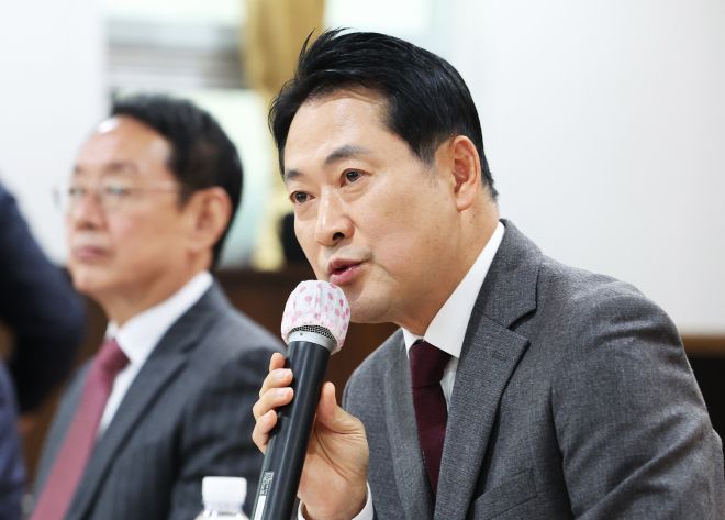 발언하는 장동혁 대표 - 국민의힘 장동혁 대표가 7일 경기도 용인시 수지구의 한 아파트 단지에서 열린 ‘부동산 정책 정상화 특별위원회-부동산 대책 경기도 현장 간담회’에서 발언하고 있다. 연합뉴스