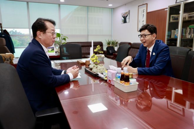 김철우 군수가 국회에서 문금주(왼쪽)의원을 만나 보성군 주요 현안사업 국비 지원을 건의하고 있다.