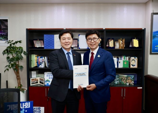 김철우 군수와 조계원(왼쪽) 예결위원이 기념사진을 찍고 있다.