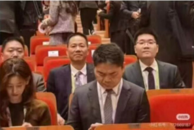 류창동 징둥 회장과 부인 장저텐이 함께 찍힌 사진. 류 회장 SNS 캡처