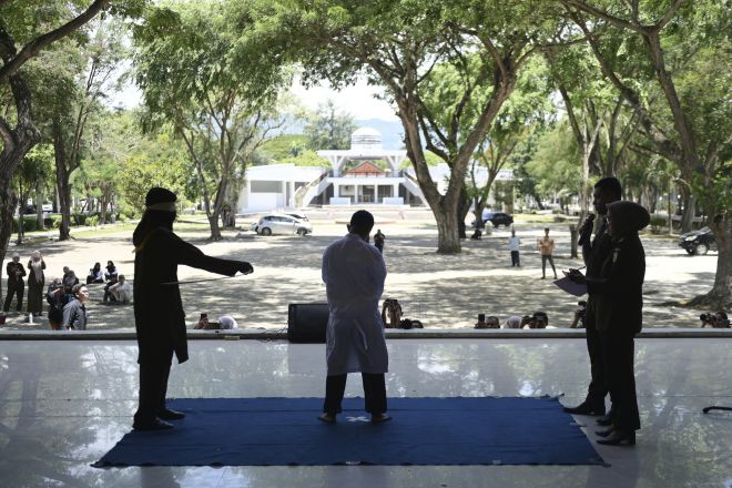 인도네시아에서 유죄 판결을 받은 남성에 집행관이 등나무 회초리를 매질을 하고 있다. 2025.2.27 아체 AP 연합뉴스