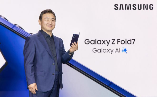 노태문 삼성전자 DX부문장 직무대행(사장)이 지난 7월 미국 뉴욕 브루클린 듀갈 그린하우스에서 열린 ‘갤럭시 언팩 2025’ 행사에서 초슬림 대화면 폴더블폰 ‘갤럭시 Z 폴드7’을 공개하고 있다. 삼성전자 제공