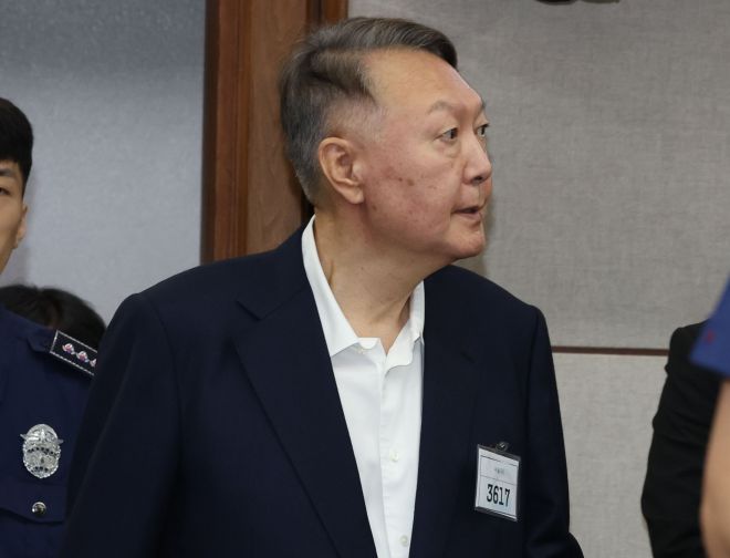 법정 들어서는 윤석열 - 윤석열 전 대통령이 26일 서울 서초구 서울중앙지법에서 열린 특수공무집행방해, 직권남용 권리행사방해 등 혐의 사건 1차 공판에 출석하고 있다. 2025.9.26 사진공동취재단