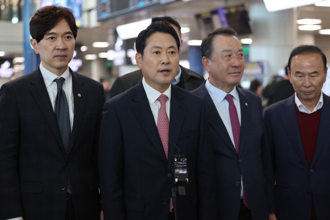 청주국제공항 둘러보는 국민의힘 장동혁 대표 - 국민의힘 장동혁 대표가 10일 오전 청주국제공항을 방문해 시설을 둘러보고 있다. 2025.11.10 연합뉴스