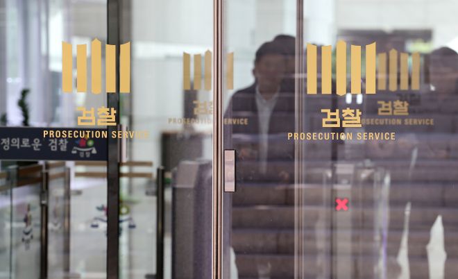 대장동 사건 항소 포기 사태에 대한 검찰 내부 반발이 노만석 검찰총장 권한대행에 대한 사퇴 요구, 정성호 법무부 장관의 외압 의혹 제기 등 ‘검란’으로 번지고 있다. 사진은 10일 서울 서초구 대검찰청에서 직원들이 나오는 모습. 연합뉴스