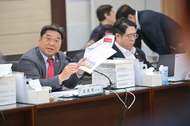 김호겸 의원이 10일 경기도의회 교육기획위원회의 2025년도 행정사무감사에서 피감기관을 상대로 질의하고 있다.(사진=경기도의회)