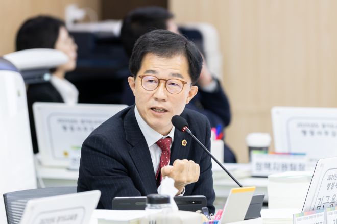 김근용 의원이 11일 열린 용인·화성오산·양평·의정부교육지원청 대상 2025년도 제3차 교육행정위원회 행정사무감사에서 피감기관을 상대로 질의하고 있다.(사진=경기도의회)