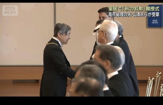 나루히토(왼쪽) 일왕이 11일 셰창팅 전 주일 타이베이대표 등에게 훈장을 수여하고 있다. 페이스북 캡처