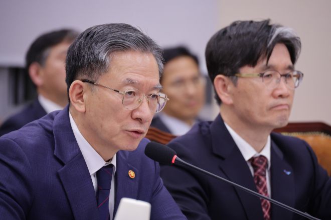 정성호 법무부 장관이 12일 국회에서 열린 법제사법위원회 전체회의에서 의원 질의에 답변하고 있다. 2025.11.12 뉴스1