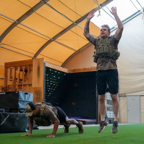 피트 헤그세스(오른쪽) 미국 국방장관이지난 3월 25일(현지시간) 하와이 진주만 합동기지에서 해군 특수전 부대원과 체력 훈련을 하고 있다. 로이터 연합뉴스