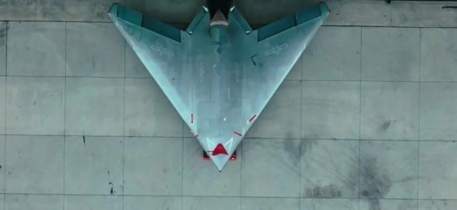중국 인민해방군 공군이 공개한 영상 속 스텔스 무인전투기 GJ-11 ‘쉬안룽’(玄龍)의 상공 촬영 장면. 전익기(플라잉윙) 형태와 내부 무장창 구조가 확인된다. 인민해방군 공군 영상 캡처