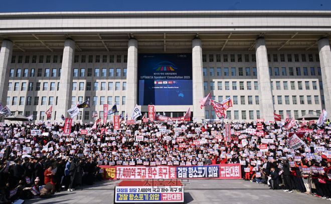 12일 서울 여의도 국회 본청 앞에서 열린 “대장동 일당 7400억 국고 환수 촉구 및 검찰 항소 포기 외압 규탄대회”에서 국민의힘 장동혁 대표를 비롯한 의원, 당원들이 규탄 구호를 외치고 있다. 2025.11.12안주영 전문기자
