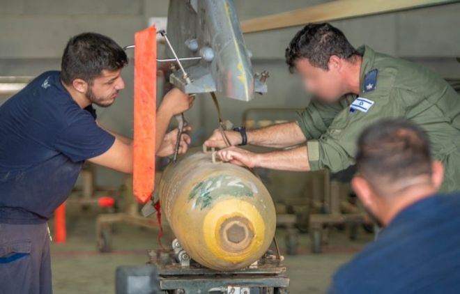 이스라엘 공군 정비 인력이 전투기에 폭탄을 장착하는 모습. 이스라엘 공군은 지난 12일 이 장면을 소셜미디어 엑스(X)에 공개했다.
