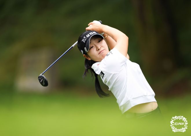 티샷하는 유현조 - [서울=뉴시스] 추상철 기자 = 12일 경기 용인시 88CC에서 열린 ‘’K-FOOD 놀부 화미 마스터즈‘ FR, 유현조가 티샷을 하고 있다. (사진= KLPGA 제공) 2025.10.12. photo@newsis.com *재판매 및 DB 금지  <저작권자ⓒ 공감언론 뉴시스통신사. 무단전재-재배포 금지.>