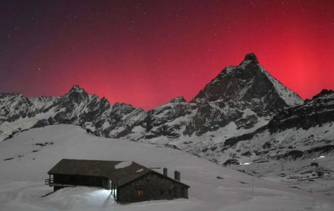 난 12일(현지시간) 마터호른에서 포착한 오로라. 로이터 연합뉴스