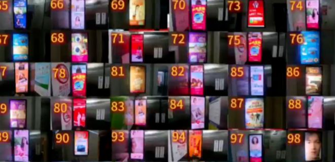 중국 대학생 콩모씨가 엘리베이터 내 광고판 100개를 강제로 종료시키는 모습. 상관신문