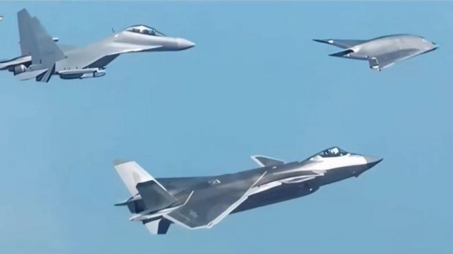 중국이 공격형 스텔스 드론인 GJ-11(오른쪽 위)과 최신 스텔스 전투기들이 편대 비행하는 모습을 11일 공개했다. 중국 공군 웨이보