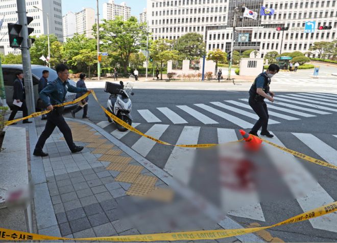 경찰이 범행 현장에 폴리스라인을 치고 있다. 뒤에 부산법원이 보인다.   뉴스1