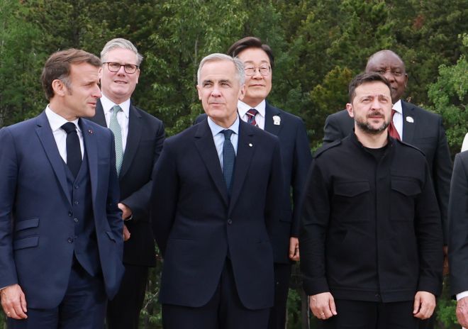 이재명 대통령이 지난 6월 17일(현지시간) 캐나다 앨버타주 캐내내스키스 주요 7개국(G7) 정상회의장에서 G7 및 초청국 기념촬영에 자리하고 있다.