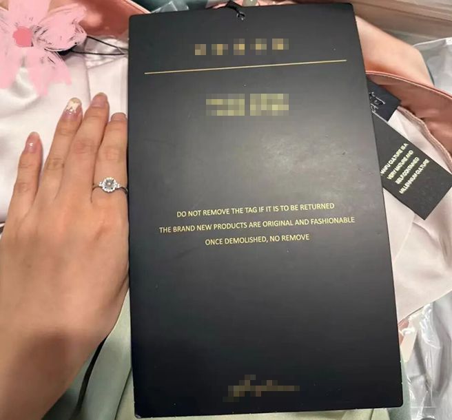 중국 온라인 쇼핑몰에서 판매하는 의류에 성인 손보다 큰 라벨이 달려있다. 더우인 캡처