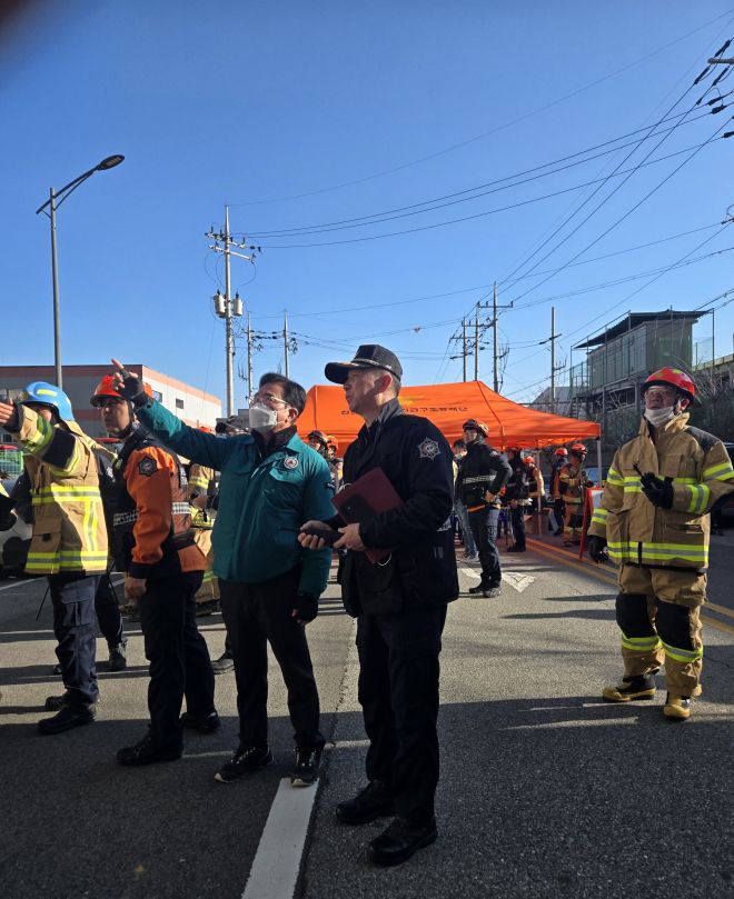 김석필 천안시장 권한대행이 이랜드 물류센터 화재 현장을 찾아 지휘하고 있다. 이종익 기자