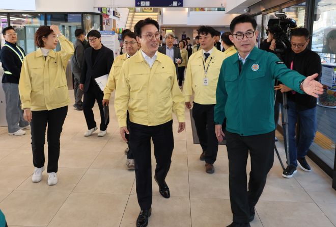 김민석 국무총리가 14일 서울 광진구 한강버스 뚝섬 선착장을 찾아 보고받기 위해 이동하고 있다. 2025.11.14 연합뉴스